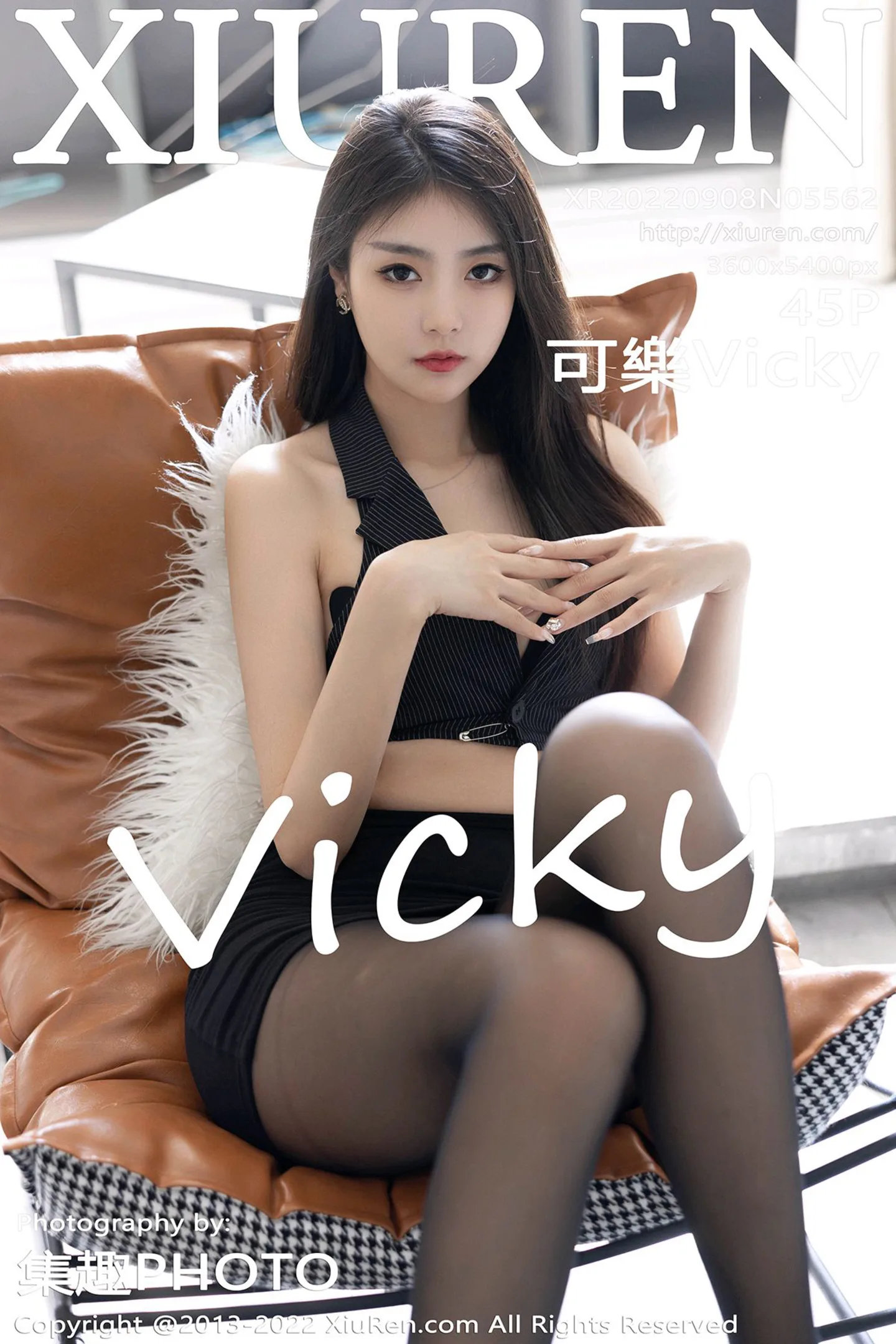 [XiuRen秀人网] VOL.5562 模特可乐Vicky私房性感黑色服饰配超薄黑丝秀苗条身材魅惑写真45P-秀人网官方网站